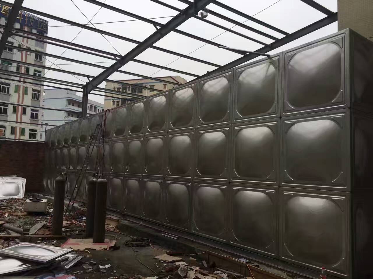 消防水箱可以緊靠墻壁布置嗎？